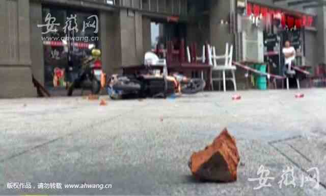 去年10月，在芜湖绿地伊顿公馆小区，高空坠落的红砖砸死一名骑车人。 （资料图）